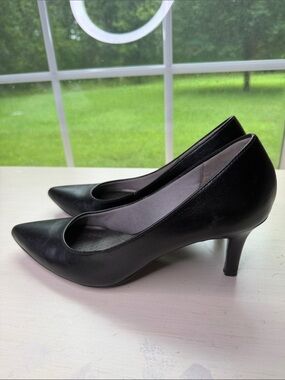 LifeStride Black Pointed Toe Pumps  2-3/4 Inch Heels Women’s Size 9